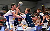 Jacob Lassen wird vom BHC-Spieler Noah Beyer am Zeug geflickt.