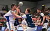 Jacob Lassen wird vom BHC-Spieler Noah Beyer am Zeug geflickt.