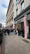 Schlange vor Keks-Laden