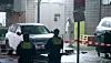 Ein Mitarbeiter der Spurensicherung ist dem Parkplatz des Restaurants