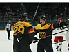 Leon Draisaitl feiert mit einem Teamkollegen nach einem Tor