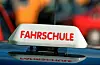 Ein Zickzackfahrender Fahrschüler mit 1,3 Promille wurde im Landkreis Emsland während seiner Fahrstunde gestoppt (Symbolbild)