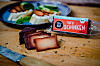 Ein Holzbrett mit „Tofu-Schinken'