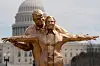 Eine Statue von Trump und Epstein in Titanic-Pose sorgt in Washington für Aufsehen.