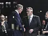 Ministerpräsident Alexander Schweitzer (l, SPD) gibt Gordon Schnieder (CDU), Landesparteichef, im ARD Fernsehstudio die Hand.