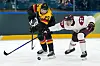 Leon Draisaitl im Zweikampf mit dem Letten Oskars Cibulkis