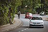 Autos und ein Radfahrer auf der Elbchaussee.