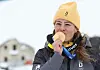 Daniela Maier küsst ihre Gold-Medaille bei Olympia