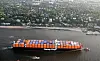 Ein 366 Meter langer Riesenfrachter von Hapag-Lloyd auf der Elbe.