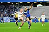 Jella Veit von Eintracht Frankfurt im Zweikampf mit Sophie Hillebrand vom HSV