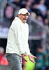 St. Pauli-Trainer Alexander Blessin engagiert am Seitenrand