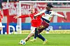 HSV-Profi Jordan Torunarigha im Duell mit Philipp Tietz von Mainz