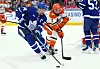 Radko Gudas und Auston Matthews bei einem Tackle in der NHL