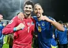 Nikola Vasilj jubelt mit seinem bosnischen Teamkollegen Nikola Katic über die WM-Qualifikation
