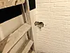 Ein Loch in der Wand aus dem Kabelstränge herausragen