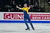 Tomás Guarino auf dem Eis im „Minions“-ähnlichen Kostüm