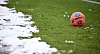 Ball liegt auf schneebedecktem Fußball-Platz