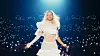Shirin David in einer undatierten Szene aus der Netflix-Doku „Barbara – Becoming Shirin David“, die am Freitag auf Netflix erscheint. David steht bei einem Konzert auf der Bühne, vom Publikum weggedreht. Hinter hier sind viele Handylichter zu sehen.
