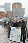Finanzsenator Andreas Dressel (SPD, r), Bauingenieurin Ulrike Sandmann von der Projektmanagementgesellschaft ReGe und Jochen Margedant (l), Kaufmännischer Geschäftsführer der Elbphilharmonie stehen auf der Niederbaumbrücke.