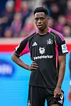 Albert Sambi Lokonga steht auf dem Platz.