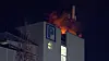 Flammen auf dem Dach des Parkhauses. Die Polizei geht von Brandstiftung aus.