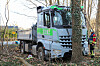 Ein Lkw steht mit zersplitterte Scheibe vor einem Baum.