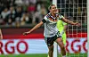 Larissa Mühlhaus jubelt nach ihrem Tor mit ausgestreckten Armen.