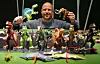 Oliver Schaffer beim Aufbau seiner neuen Ausstellung „Die Evolution der Tiere mit Playmobil“ im Zoo Rostock.