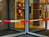 Ein Absperrband der Polizei ist vor dem Eingang eines Hotels gespannt.