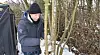 Christian B. räumt seinen Zeltplatz im Wald: Auch ein kleiner Deko-Wichtel kommt mit.