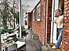 Gabriele Lehnick blickt aus ihrer Wohnung