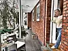 Gabriele Lehnick blickt aus ihrer Wohnung
