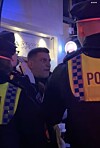 Ein Mann diskutiert mit der Polizei