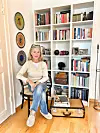 Gabriele Lehnick in ihrem Wohnzimmer