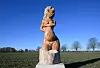 Die Meinung über das neue, nackte Kunstwerk „Mea Dea”an der Bundesstraße in Hildesheim spalten sich.