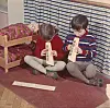 Zwei Kinder musizieren in den 1970er Jahren auf ihrem Spielzeug.
