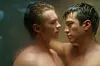 Connor Storrie (l.) und Hudson Williams in „Heated Rivalry“