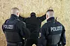 Polizeibeamte trainieren eine Festnahme.