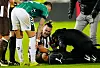 St. Pauli-Kapitän Jackson Irvine wird behandelt und die Schmerzen sind ihm anzusehen