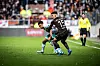 Felix Agu von Werder Bremen im Zweikampf mit St. Pauli-Profi Marcel Beifus