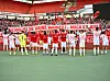 Die Mannschaft von Fortuna Düsseldorf vor den Fans mit einem Banner zu Ehren von Georg Koch