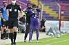Felix Agu und Trainer Daniel Thioune umarmen sich