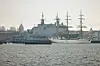 Das spanische Docklandungschiff ESPS „Castilla“ liegt hinter der „Gorch Fock“ im Kieler Marinehafen.