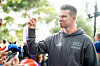 Nico Hülkenberg mit Zeigefinger und zugespitztem Mund Richtung Fans