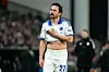 Thomas Delaney schaut enttäuscht und wischt sich mit dem Trikot das Gesicht ab.