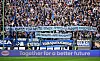 HSV-Fans halten ein Banner gegen Rassismus hoch