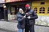 Befreundete Kollegen: Jan mit Kult-Koberer Fabian Zahrt vor der Olivia Jones Bar an der Großen Freiheit.