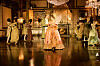 Anna und Yanneck stehen Hand in Hand im Ballsaal in ihren Kostümen.