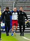 Victoria Schulz humpelt gestützt von den Teamärzten vom Platz