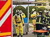 Ostersonntag in Baden-Württemberg: Einsatzkräfte der Feuerwehr in Schutzanzügen sind in einem Wohngebiet im Einsatz. Statt der gesuchten Ostereier finden zwei Männer im Garten eine Flasche mit der Aufschrift „Polonium 210“.